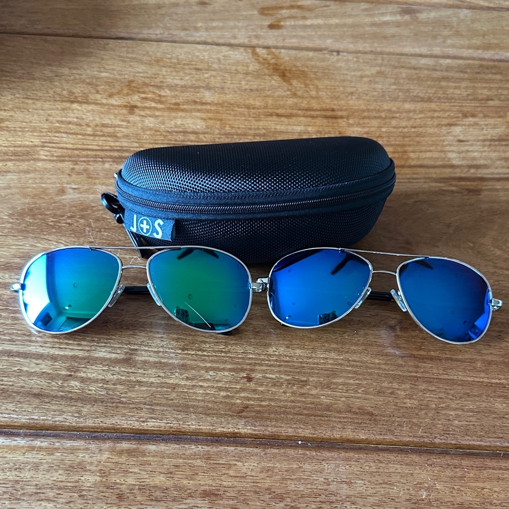 Stylish Set of Aviator Sunglasses Polarized
